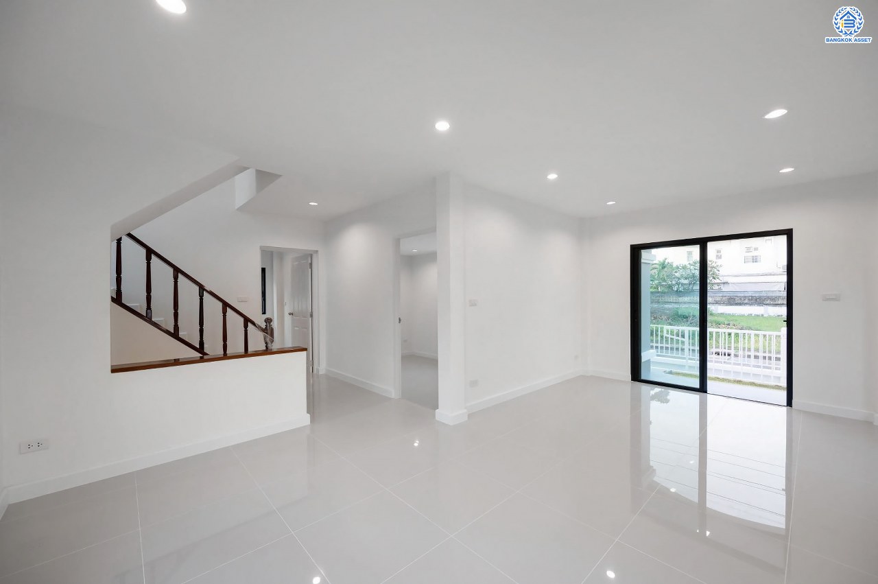 บ้านมือสองตกแต่งใหม่ โครงการ กฤษดานคร เลค แอนด์ พาร์ค บรมราชชนนี-พุทธมณฑลสาย3 เนื้อที่ 75 ตร.ว. บนพื้นที่ใช้สอย 121 ตร.ม. ฟังก์ชัน 3 ห้องนอน 2 ห้องน้ำ จอดรถได้ 2 คัน พร้อม 1 ห้องอเนกประสงค์บนทำเลศักยภาพเชื่อมต่อหลายเส้นทาง ใกล้เซ็นทรัลปิ่นเกล้า ม.มหิดล และทางด่วน "ศรีรัช"